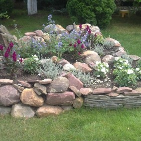 Скална градина, изработена от естествени камъни в провинцията