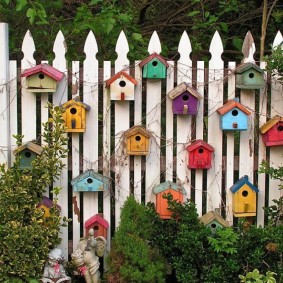 Декорация на дървена ограда с домашни къщички за птици
