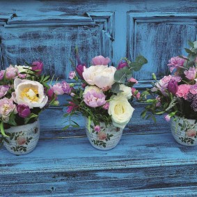 Vasi di fiori su una vecchia cassettiera