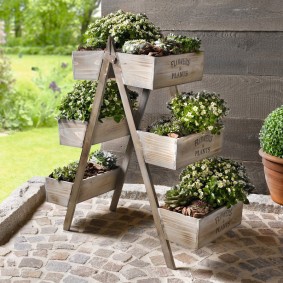 Trehylle for containere med blomster