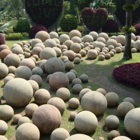 Pedras redondas em uma área suburbana