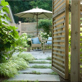 Grille en bois sur une porte de jardin