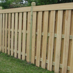 Blind fencing of a site from planed boards