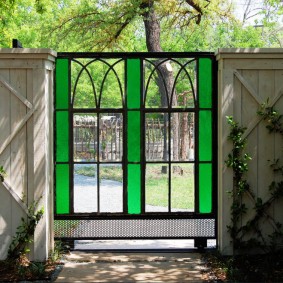 Metal gate with color inserts