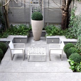 Área de relaxamento em um jardim de estilo moderno