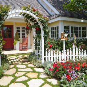 Frumoasă grădină față a unei case private