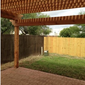 Pergola gỗ trên một khu vực lát