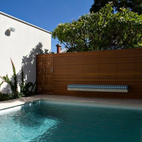 Água azul na piscina ao ar livre