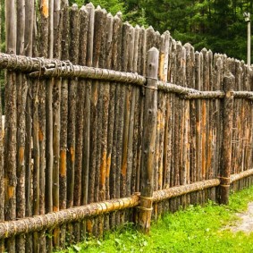 Gjerde laget av tynne tømmerstokker