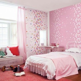 Kertas dinding berwarna merah jambu di dalam bilik tidur murid sekolah