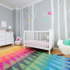 Tapete brilhante em um quarto de bebê