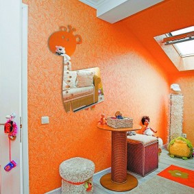 Verre orange dans la chambre des enfants