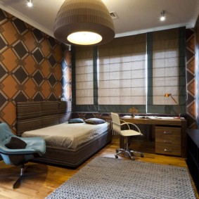 Stylowy pokój z brązową tapetą