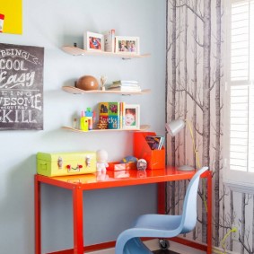 Rode tafel op wielen in de kamer van een meisje