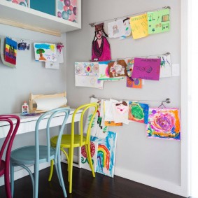 Kleurrijke stoelen in een kinderkamer