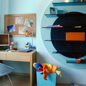 Glazen planken aan de muur van een kinderkamer