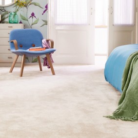 Jednobarevný koberec