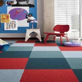 Hình vuông màu trên một tấm thảm nhỏ