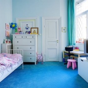 Modrá podlaha v dětské ložnici