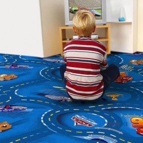 Plancher moelleux dans une petite chambre d'enfant