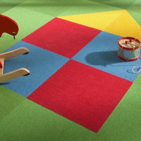Modele pătrate pe covorul pentru copii