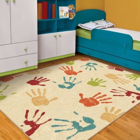 Un petit tapis au sol de la chambre des enfants