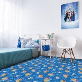 Modrý koberec v ložnici chlapce