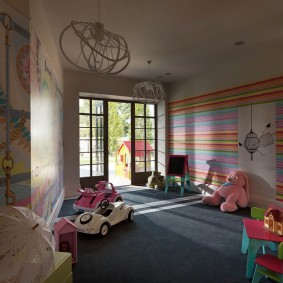 Pruhované tapety v herním prostoru dětského pokoje