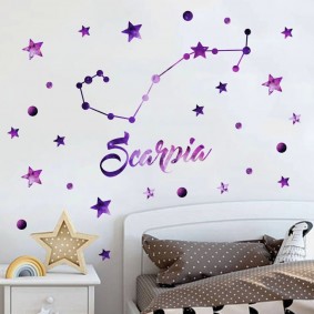 Constelație pe perete într-o cameră pentru copii