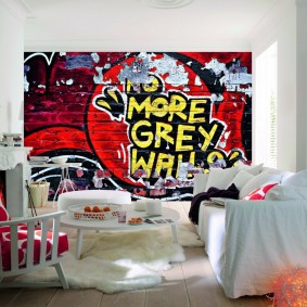 Áp phích graffiti trong một căn phòng màu trắng