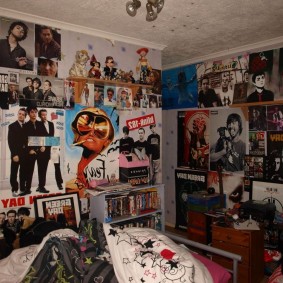 Posters and posters instead of wallpaper in a teenager’s room