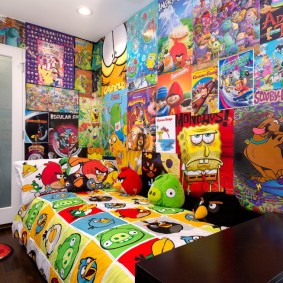 Bright posters on the accent wall of the children's bedroom