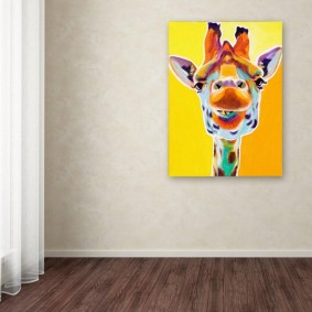 Jasná kresba žirafy na světlé zdi