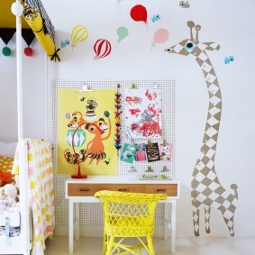 Žlutá židlička pro malé dítě