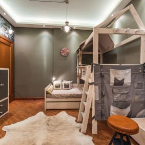 Houten bed in een kamer voor twee jongens