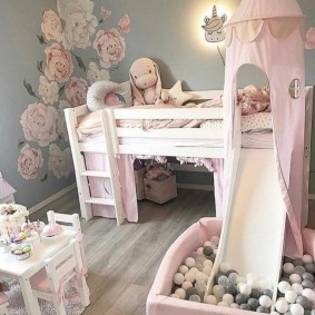 Kinderbed in de vorm van een feeënhuis