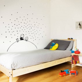 Kinderbed op een houten frame