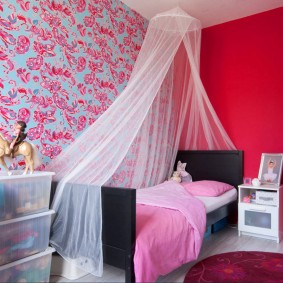 Roze muur in meisjesslaapkamer