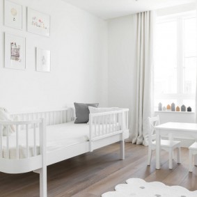 Witte kamer met kinderbed