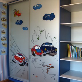 Kindergarderobe met schuifdeuren