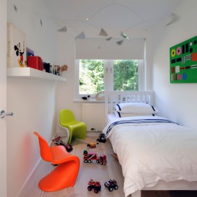 Bright kinderstoel in een witte kamer