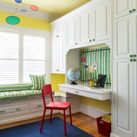 Ingebouwde tafel in de kinderkamer