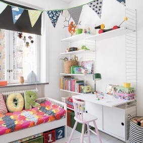 Decor van een kinderkamer met een slinger van vlaggen