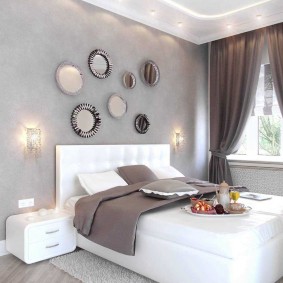 Wanddecor boven het hoofdeinde van het bed