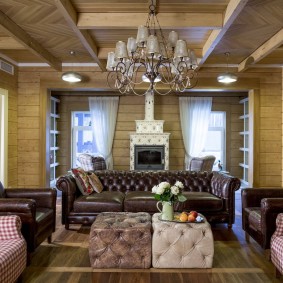 O combinație de mobilier tapițat în sufrageria unei case din lemn