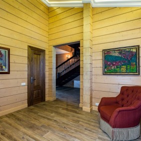 Imagini din interiorul casei dintr-o grindă de lemn