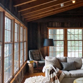 Fából készült keretek a nappali ablakaiin