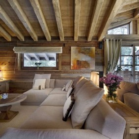 Dầm gỗ trên trần phòng khách