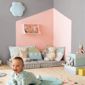 Vaaleanpunaiset ja harmaat seinät lasten makuuhuoneessa
