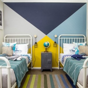 Krāsaini trīsstūri bērnu guļamistabā